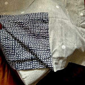 Queen size, reversible duvet cover with 2 matching shams.